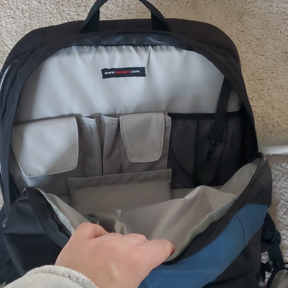 Lowepro camera backpack - Picture 3 of 10